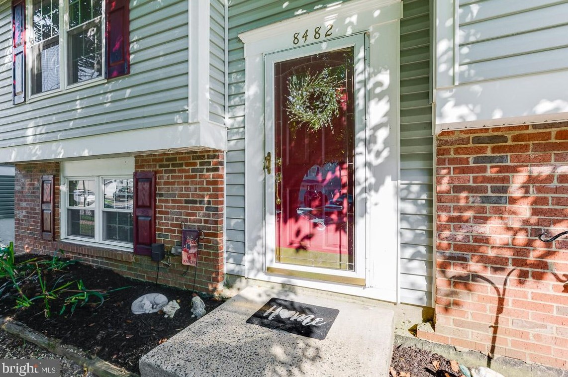 8482 Magic Tree Ct, Springfield, VA 22153-3811