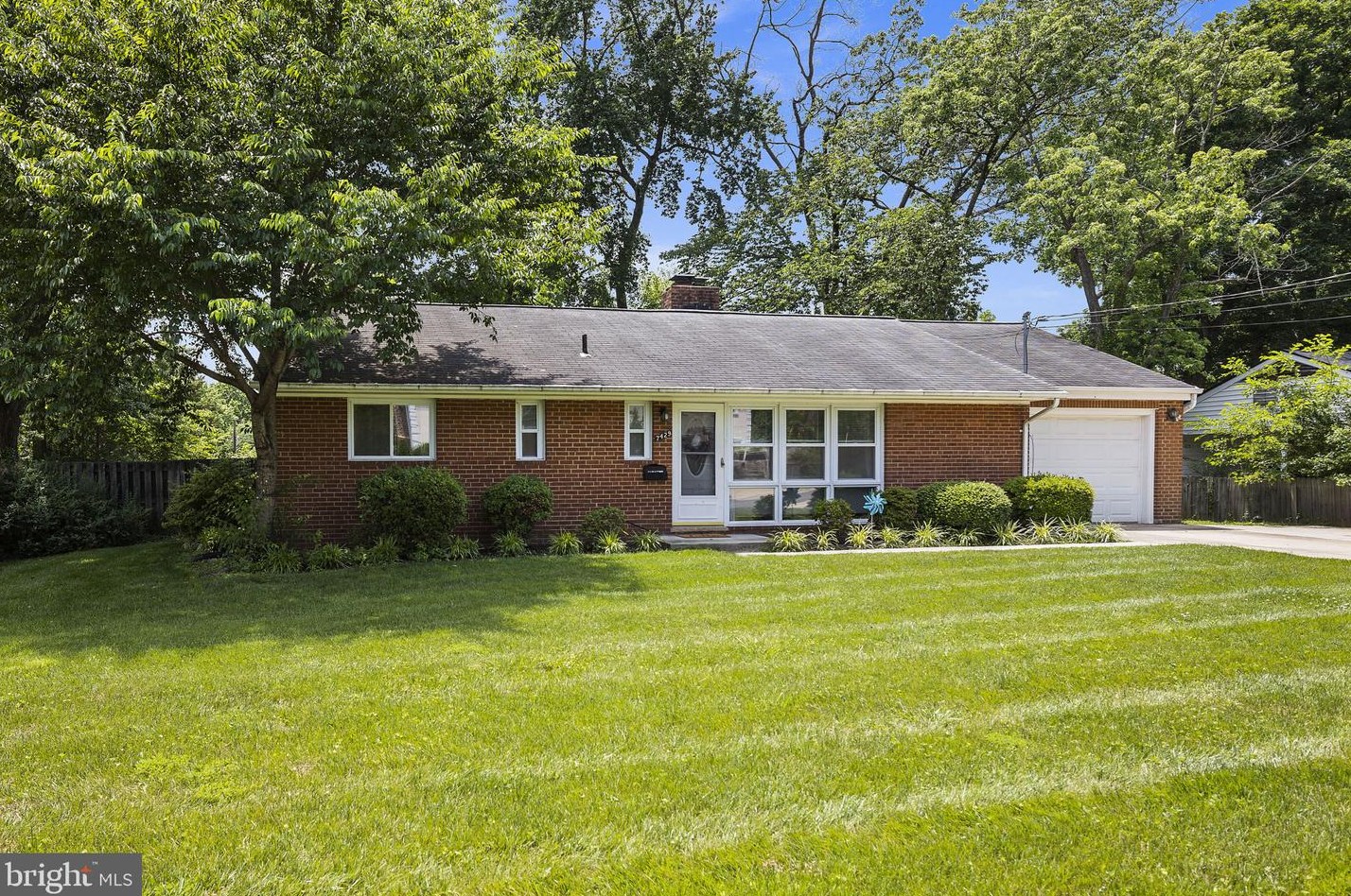 7429 Axton St, Springfield, VA 22151
