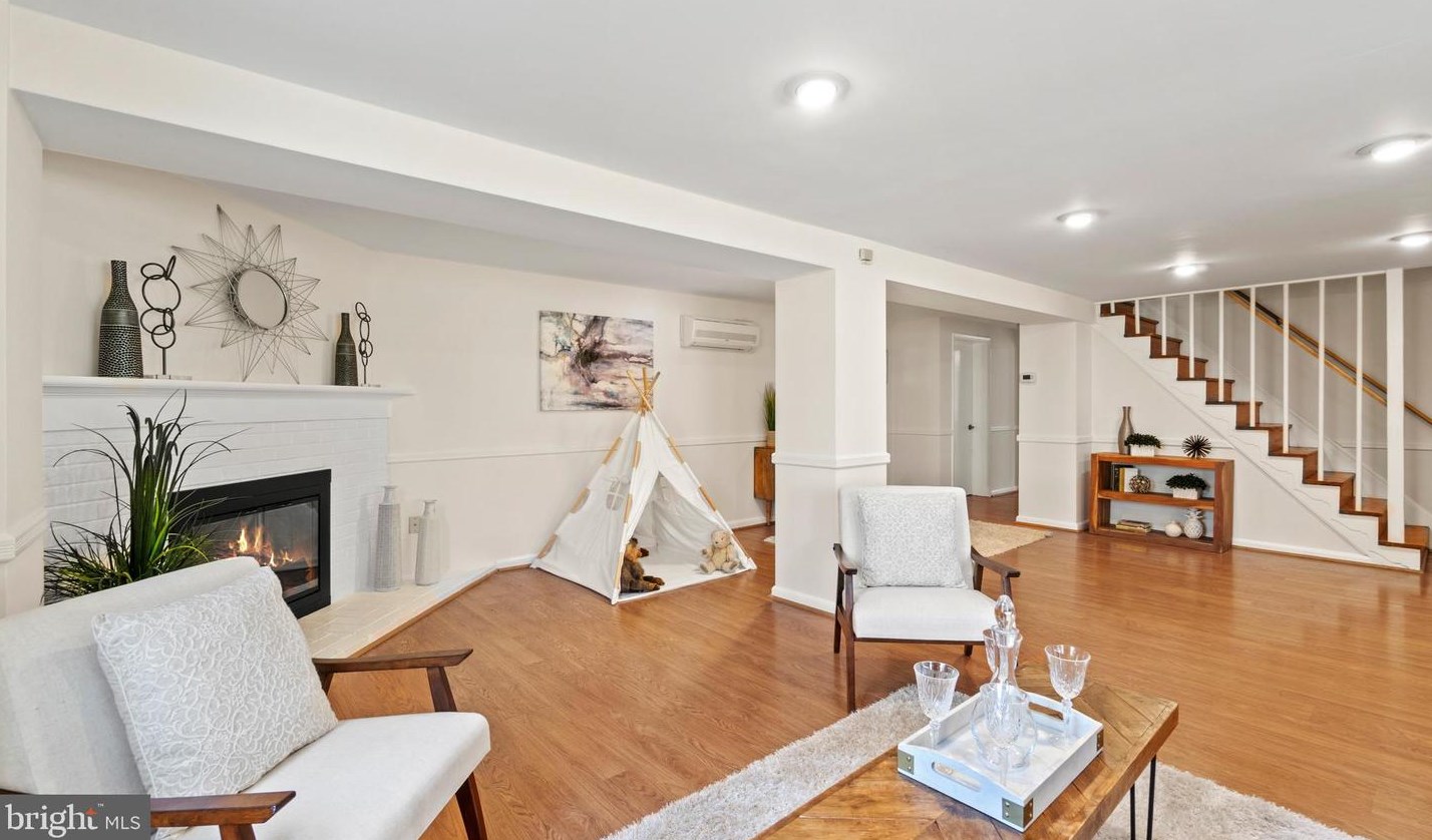 4038 Stuart St, Arlington VA  22207-4708 exterior