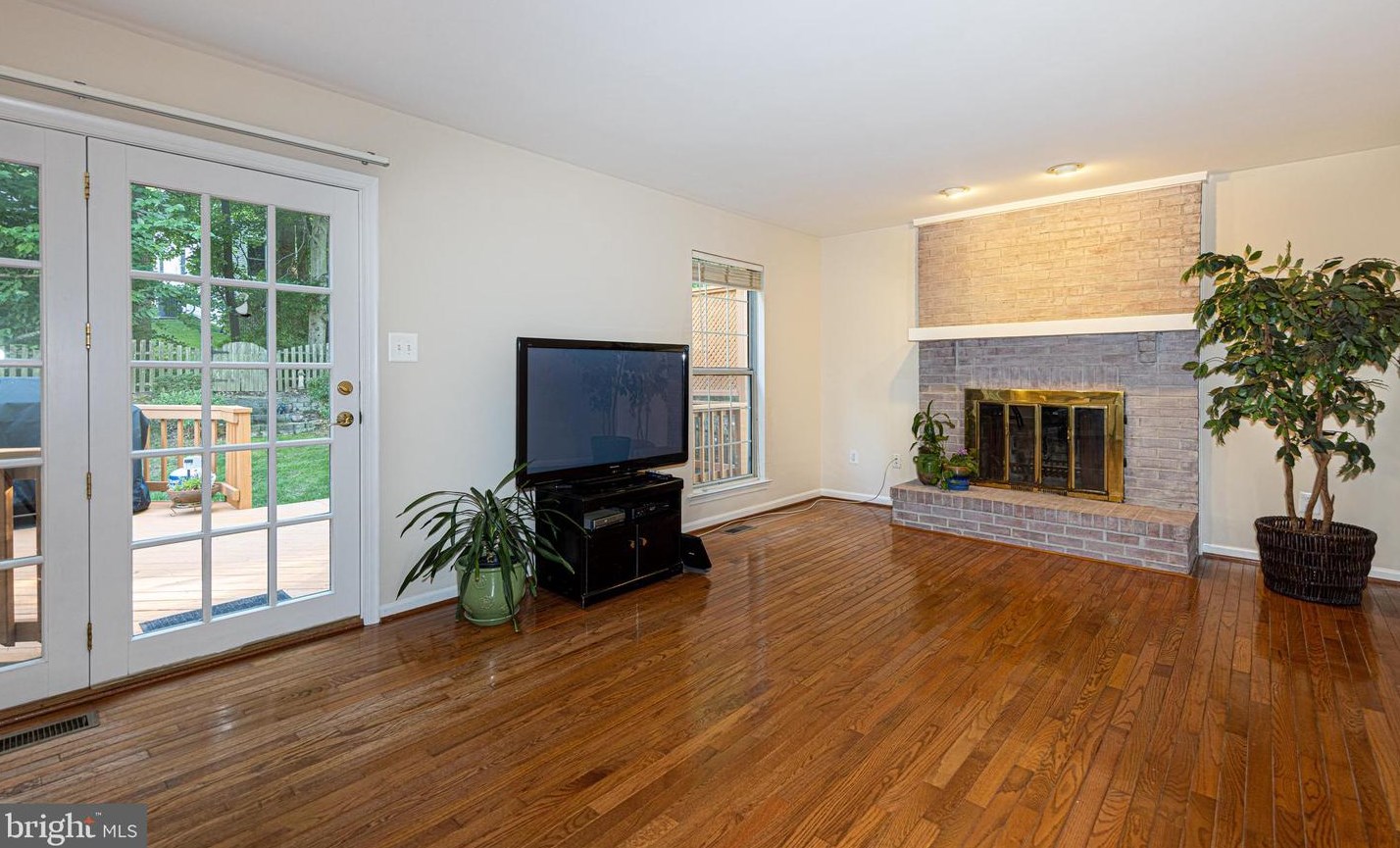 9017 Chestnut Ridge Rd, Fairfax, VA 22039-3015