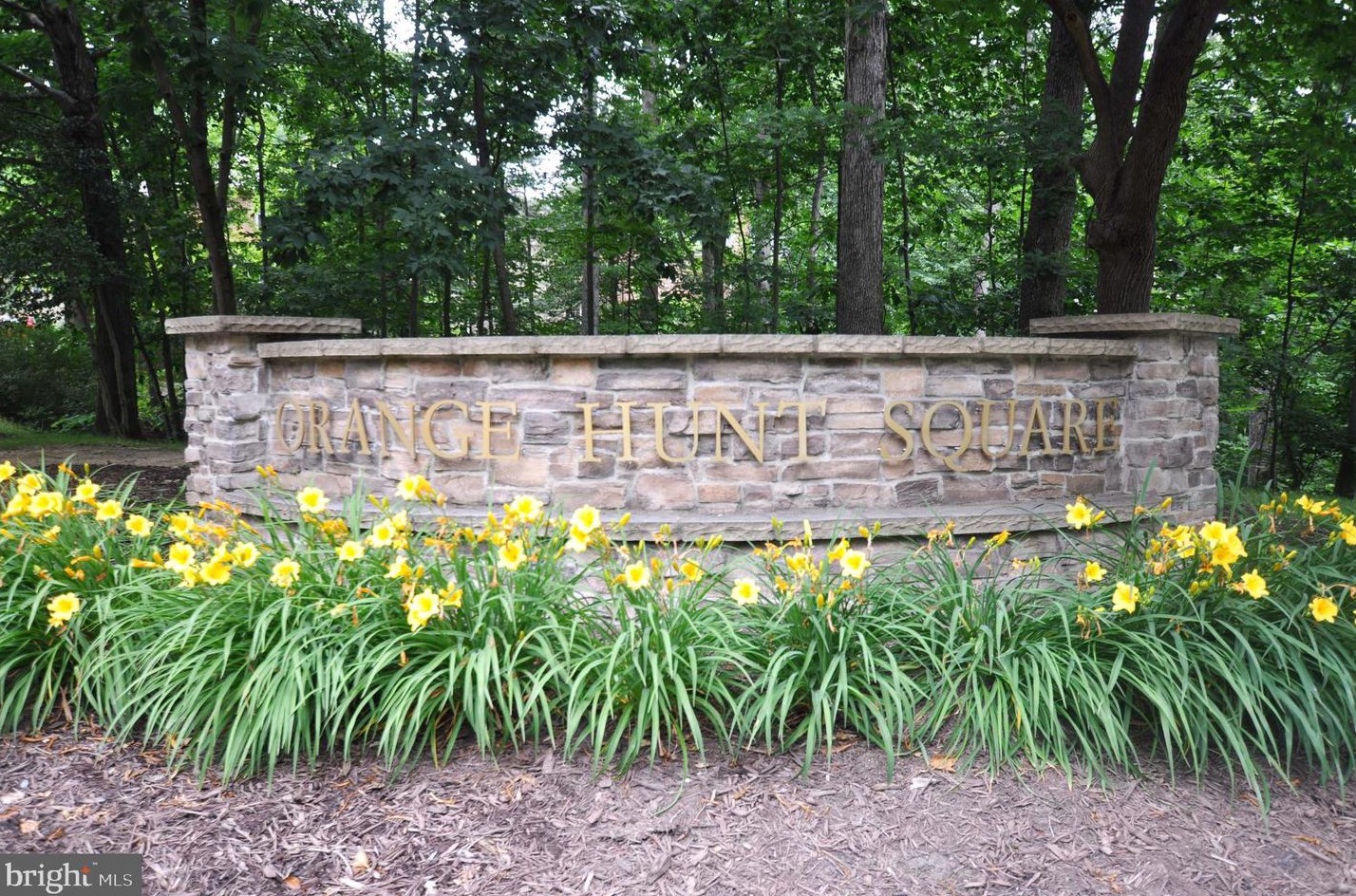 9443 Park Hunt Ct, Springfield, VA 22153