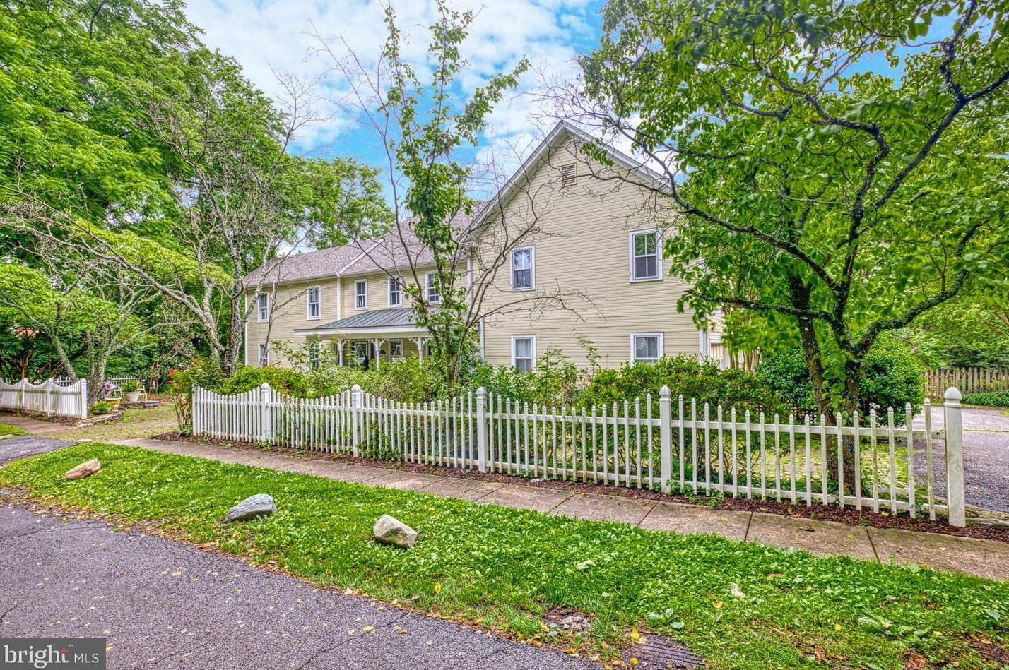 200 Walnut Ln, Vienna, VA 22180-4407