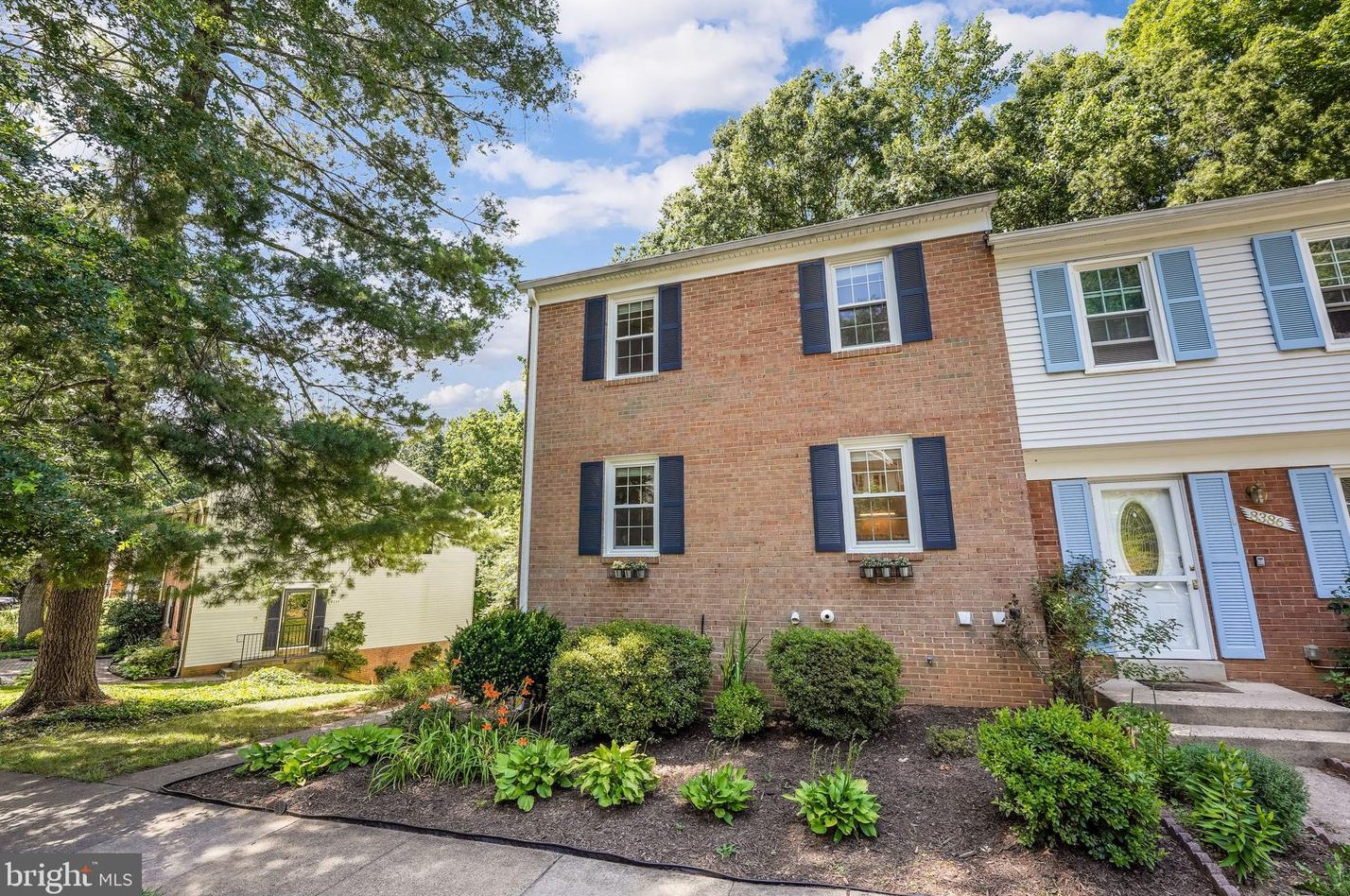 8388 Uxbridge Ct, Springfield, VA 22151