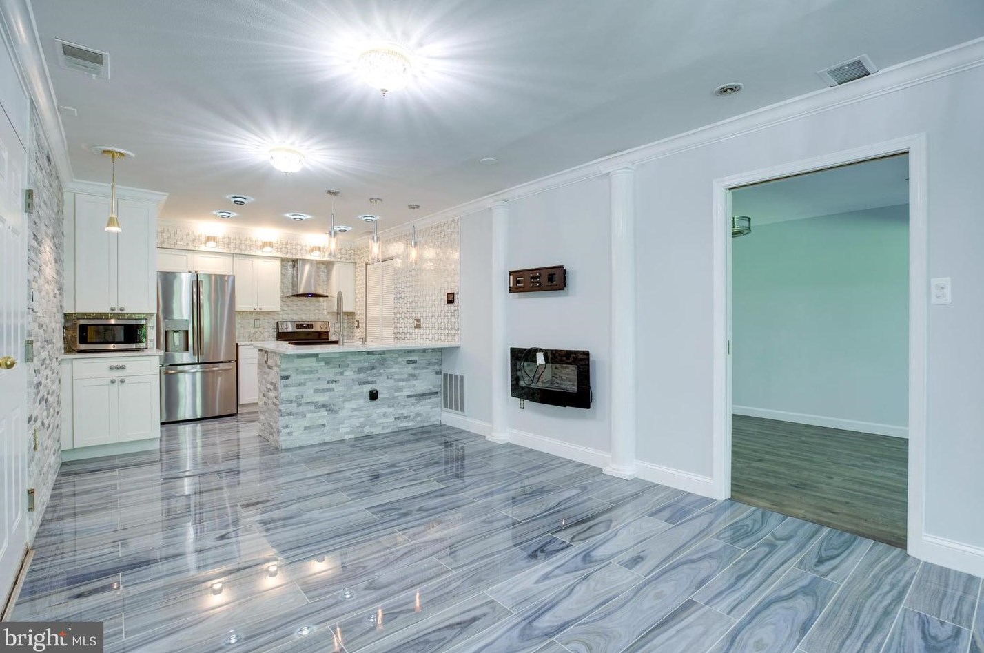 7592 Lakeside Village Dr #a, Falls Church, VA 22042