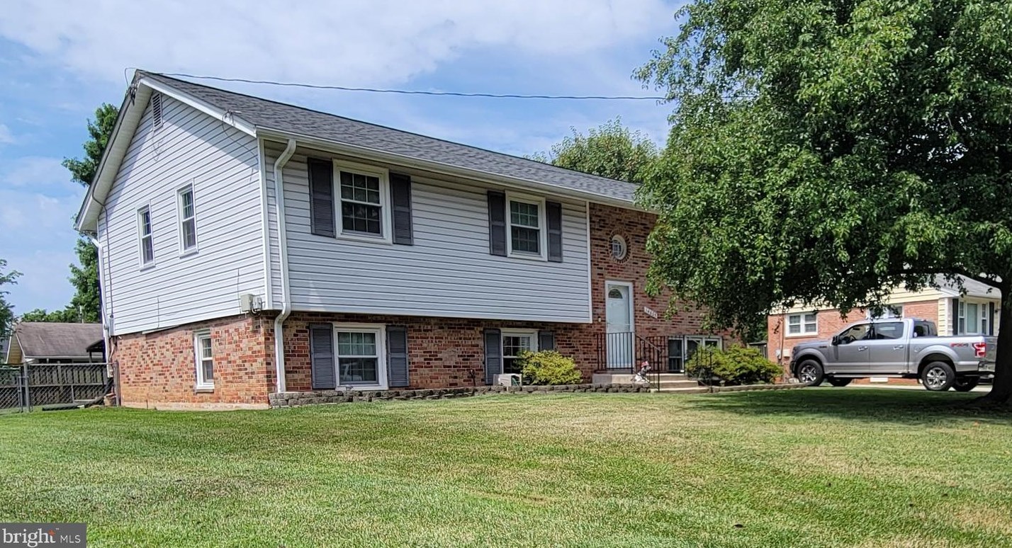 14605 Algretus Dr, Centreville, VA 20120
