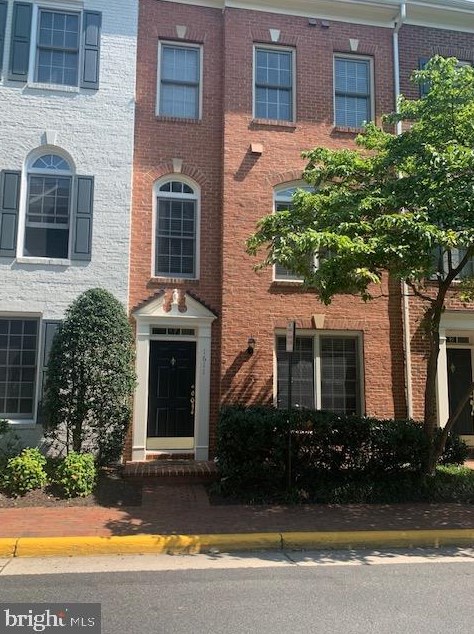 1611 Leeds Castle Dr, Vienna, VA 22182-5510