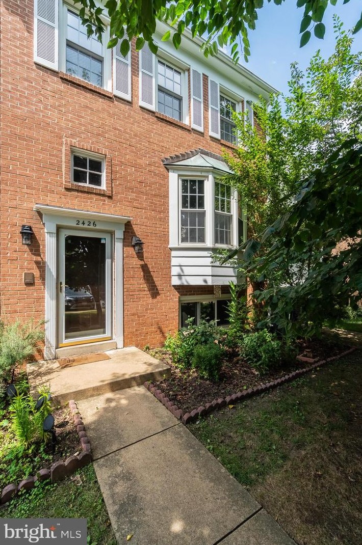 2426 Falls Place Ct, Falls Church, VA 22043