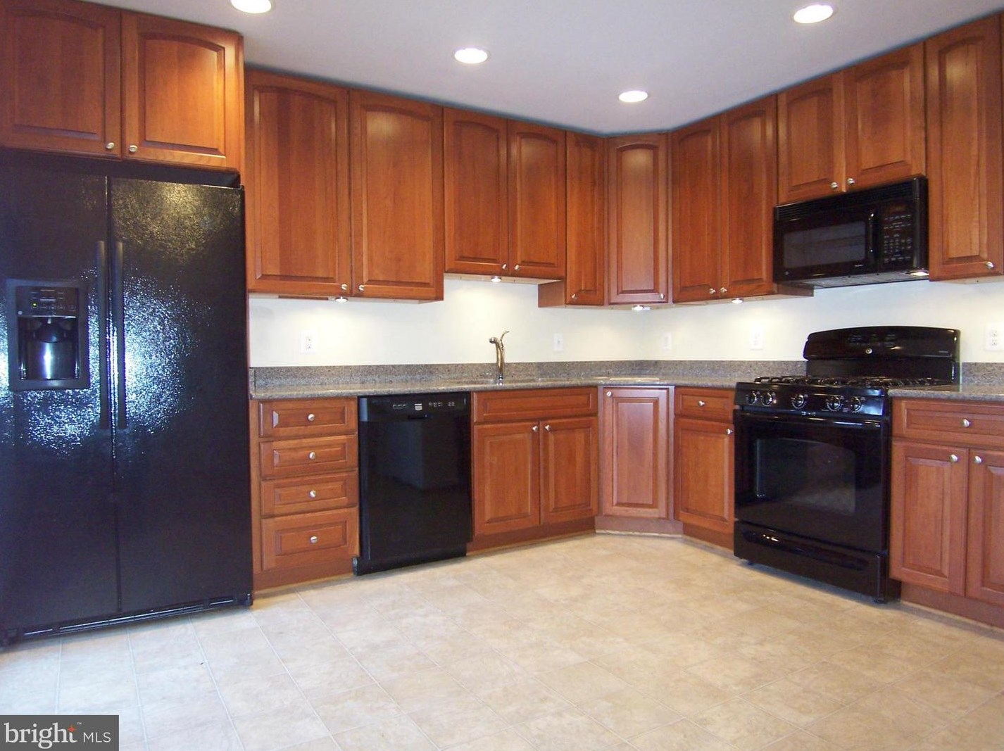 8502 Lakinhurst Ln, Springfield, VA 22152
