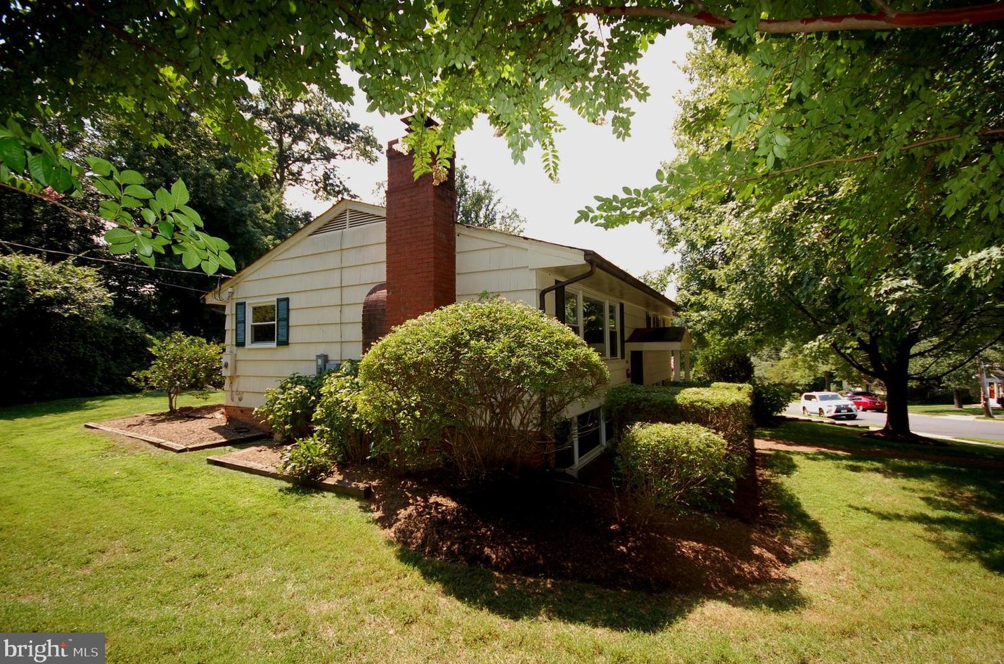100 Yeonas Dr, Vienna VA  22180-6555 exterior