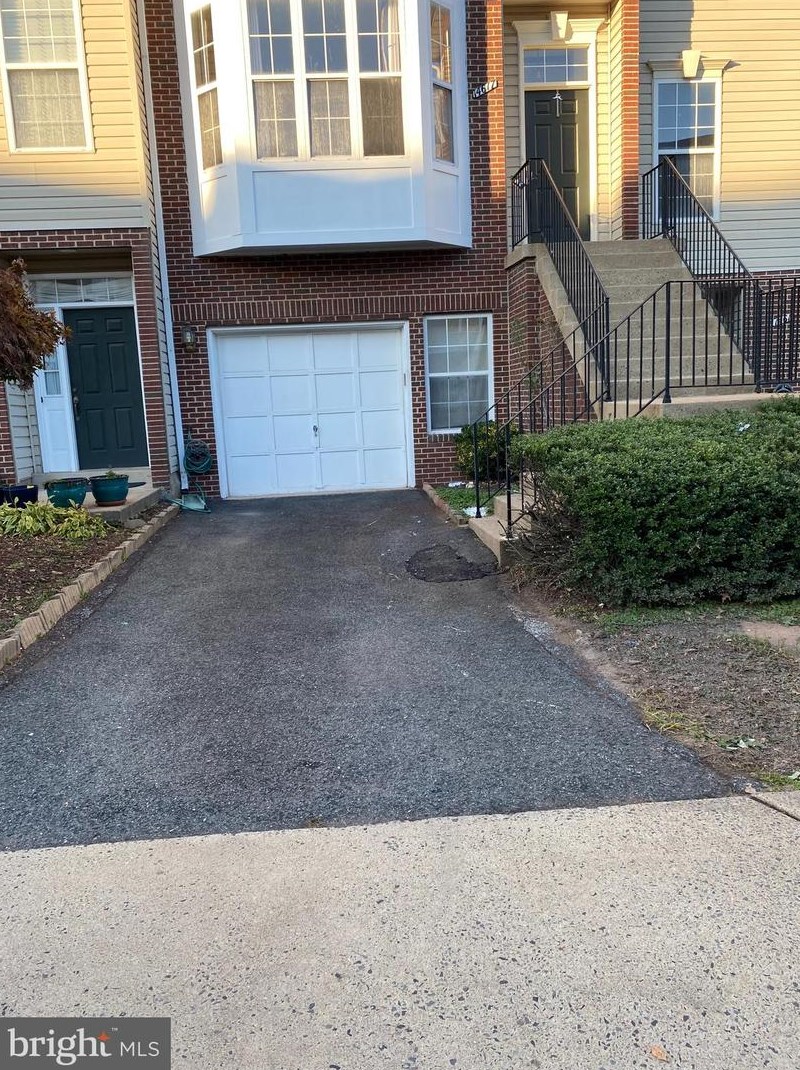 14617 Seasons Dr, Centreville, VA 20120