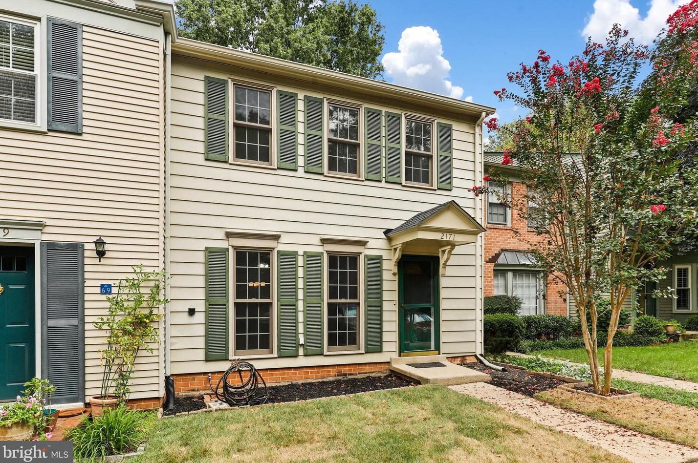 2171 Pond View Ct, Herndon, VA 20191