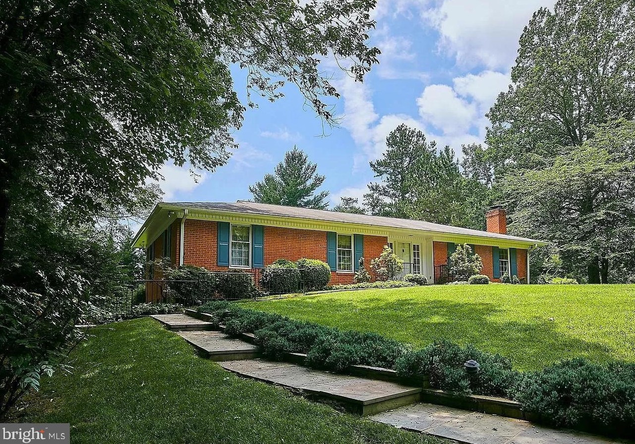 9801 Orchid Cir, Great Falls, VA 22066