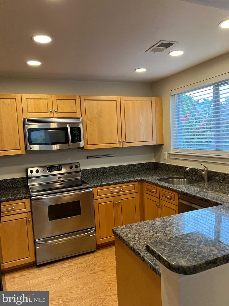 11708 Summerchase Cir, Herndon, VA 20194