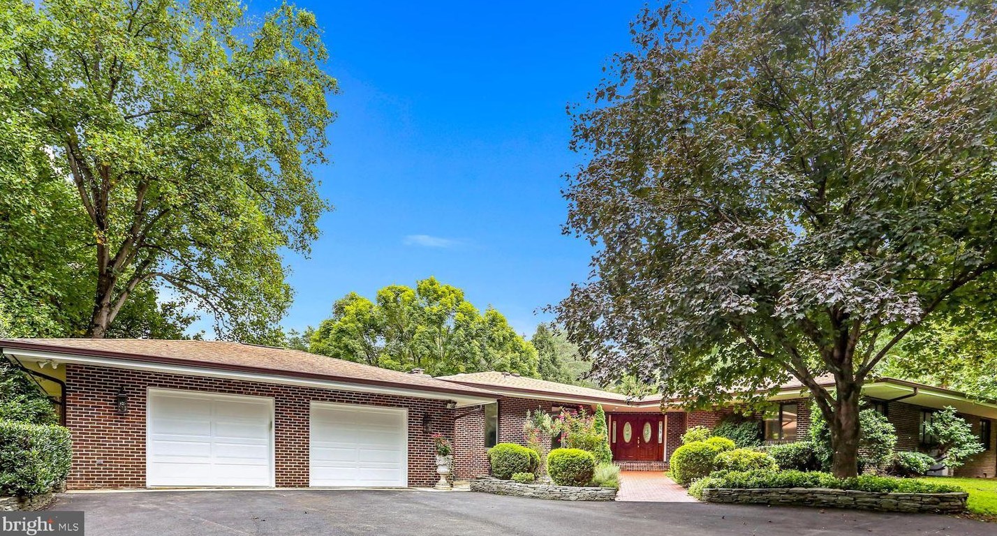 2033 Hunter Mill Rd, Vienna VA  22181-2836 exterior