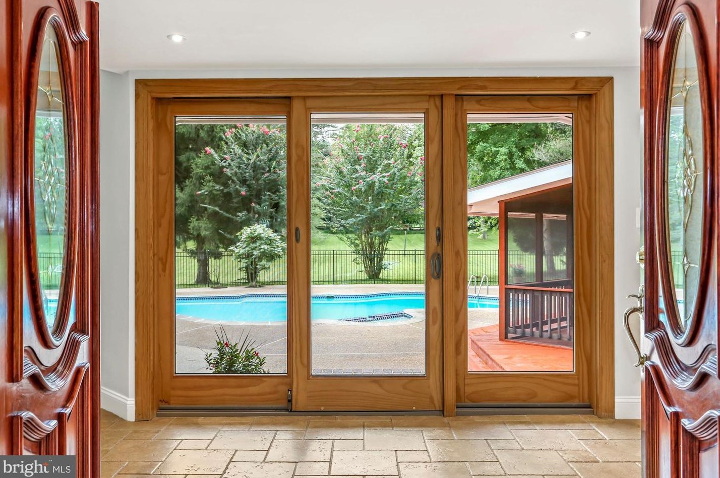 2033 Hunter Mill Rd, Vienna VA  22181-2836 exterior