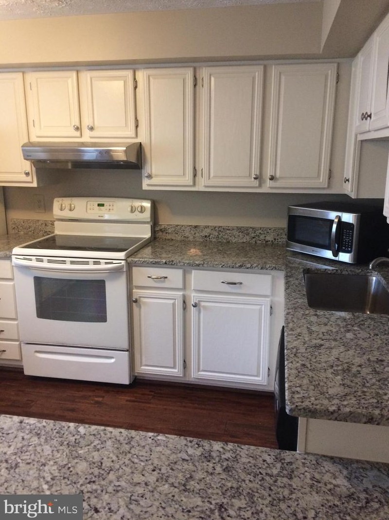 8020 Tyson Oaks Cir, Vienna VA  22182-3975 exterior