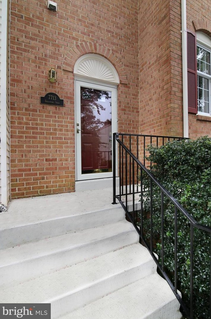 7713 Shootingstar Dr, Springfield, VA 22152