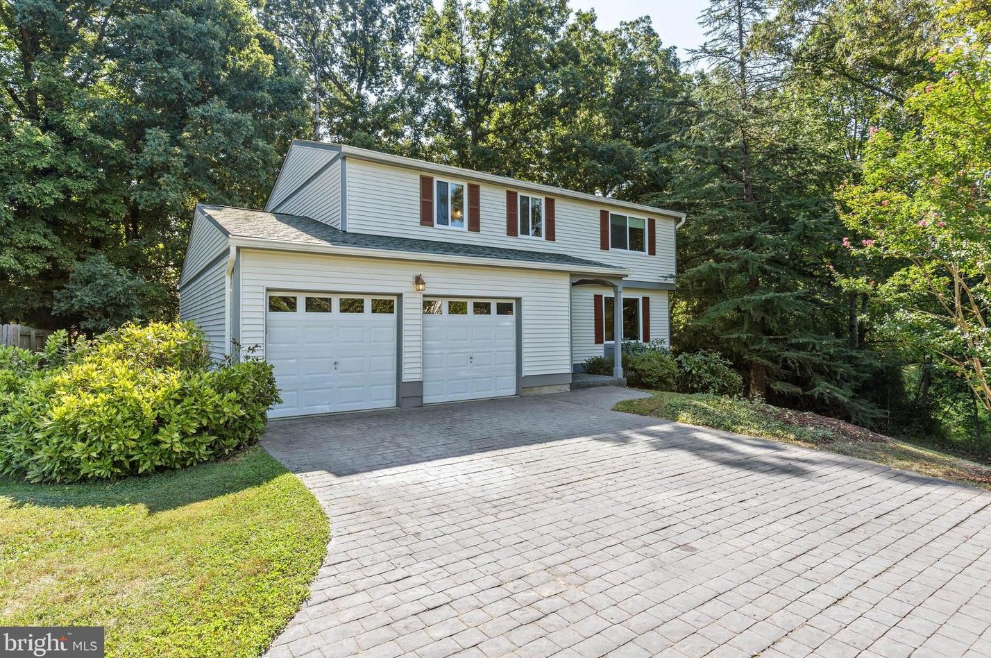 9400 Mirror Pond Dr, Fairfax, VA 22032-1361