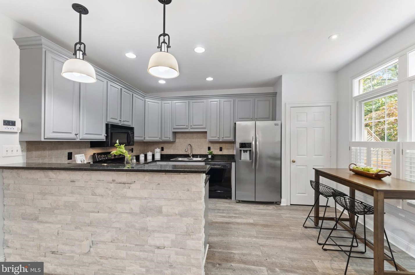 1300 Sundial Dr, Herndon, VA 20194