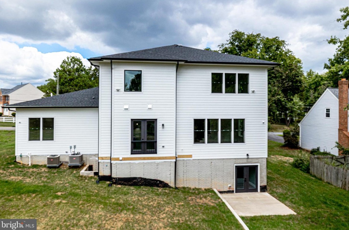 13717 Leland Rd, Centreville VA  20120-2041 exterior