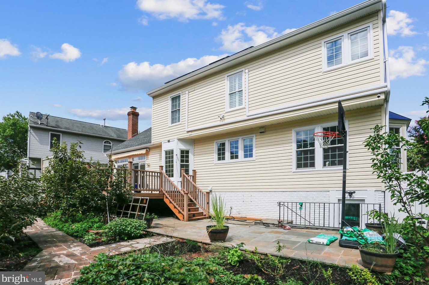 13113 Willoughby Point Dr, Fairfax, VA 22033