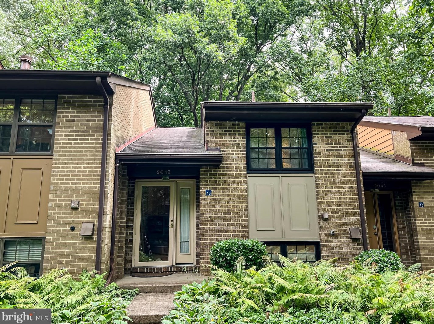 2043 Headlands Cir, Herndon, VA 20191