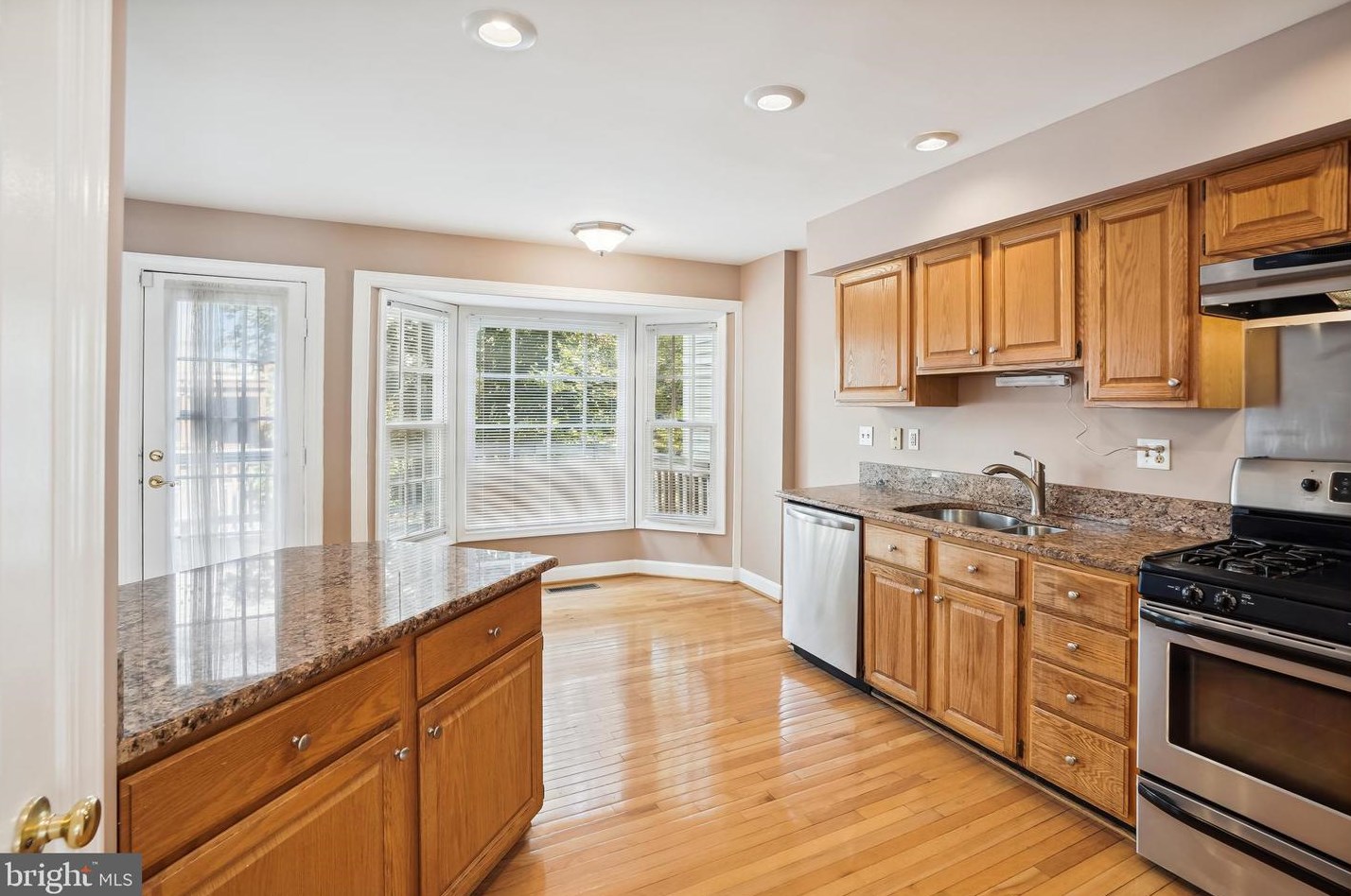 6313 Musket Ball Dr, Centreville VA  20121-2381 exterior