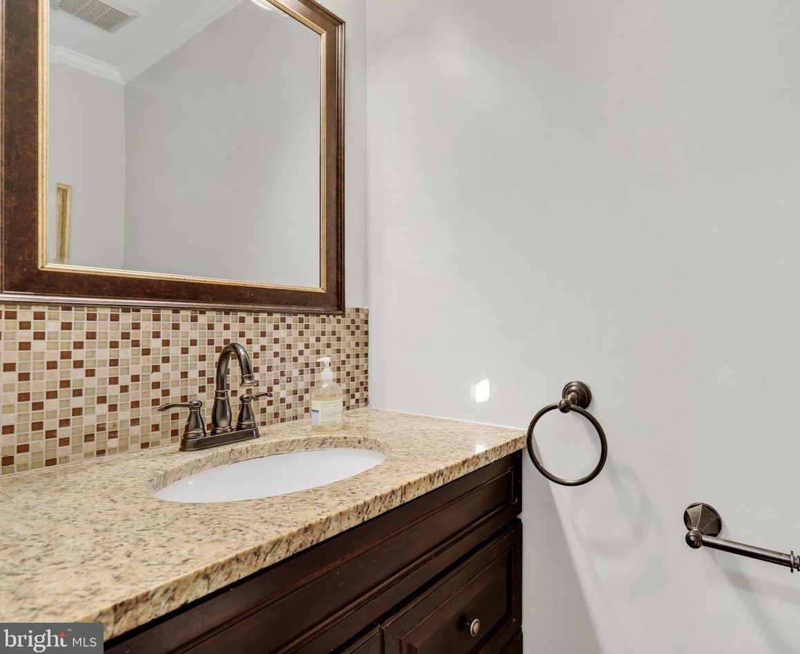 9607 Masterworks Dr, Vienna VA  22181-6104 exterior