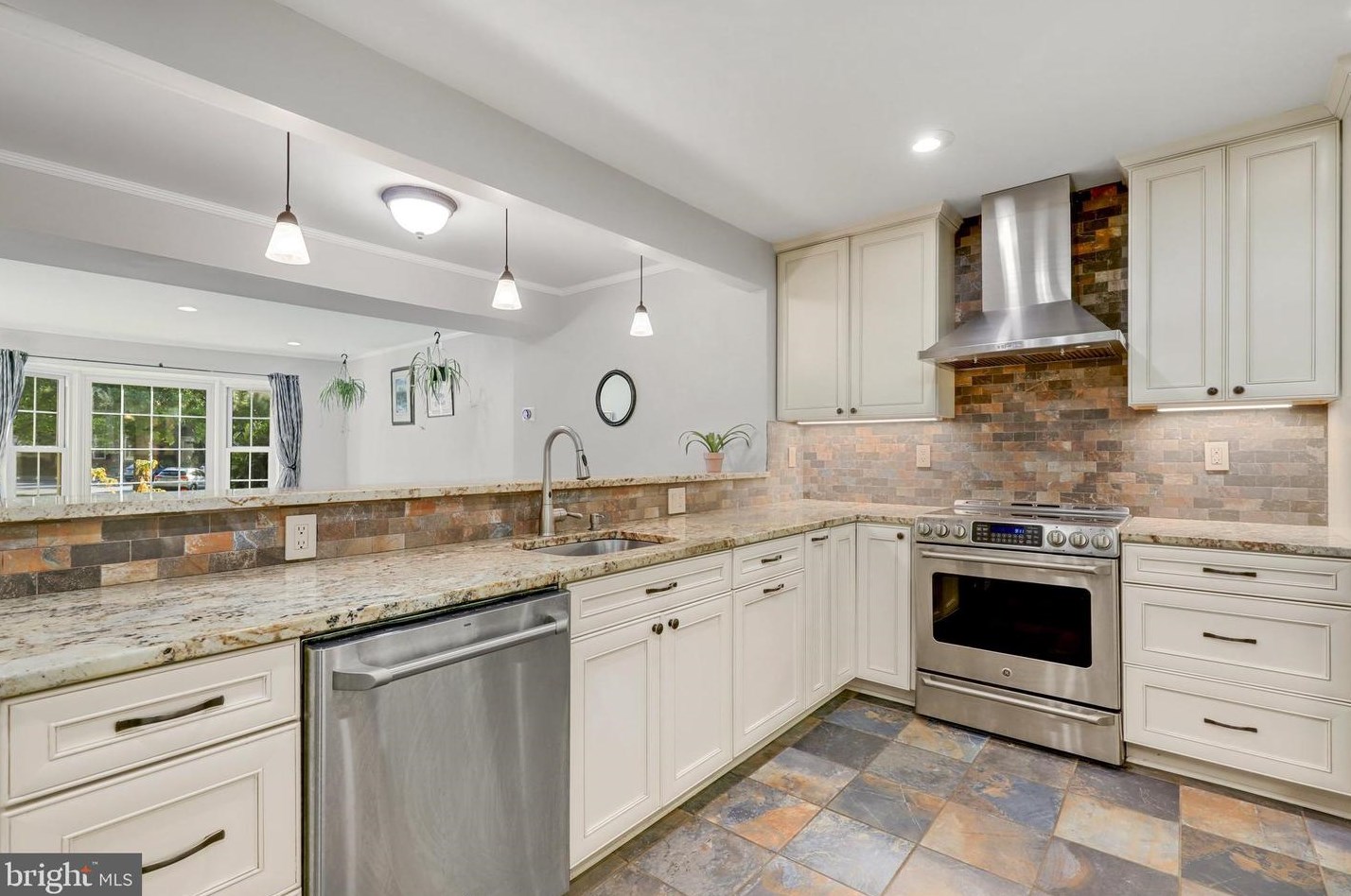 9607 Masterworks Dr, Vienna VA  22181-6104 exterior