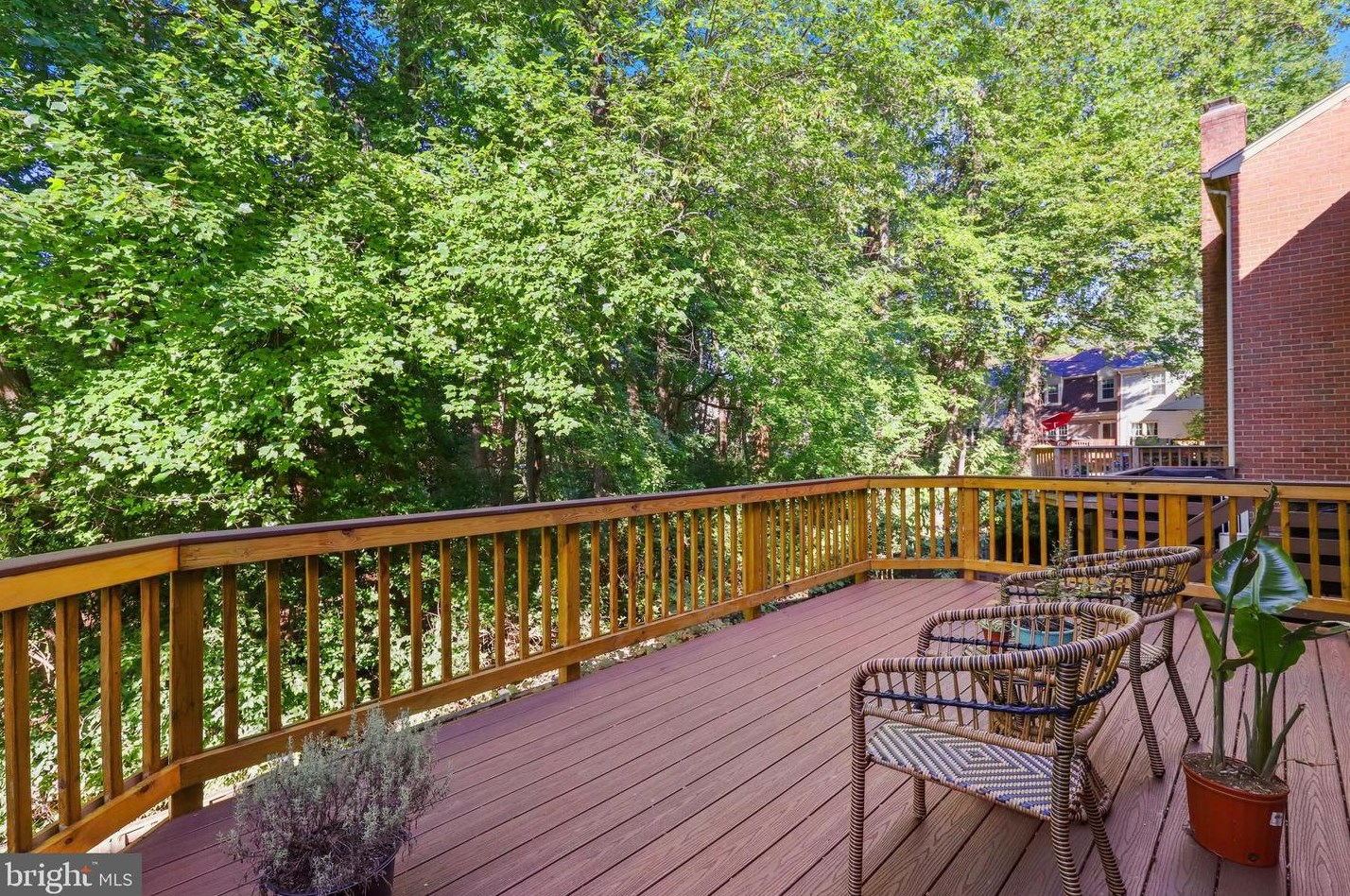 9607 Masterworks Dr, Vienna VA  22181-6104 exterior