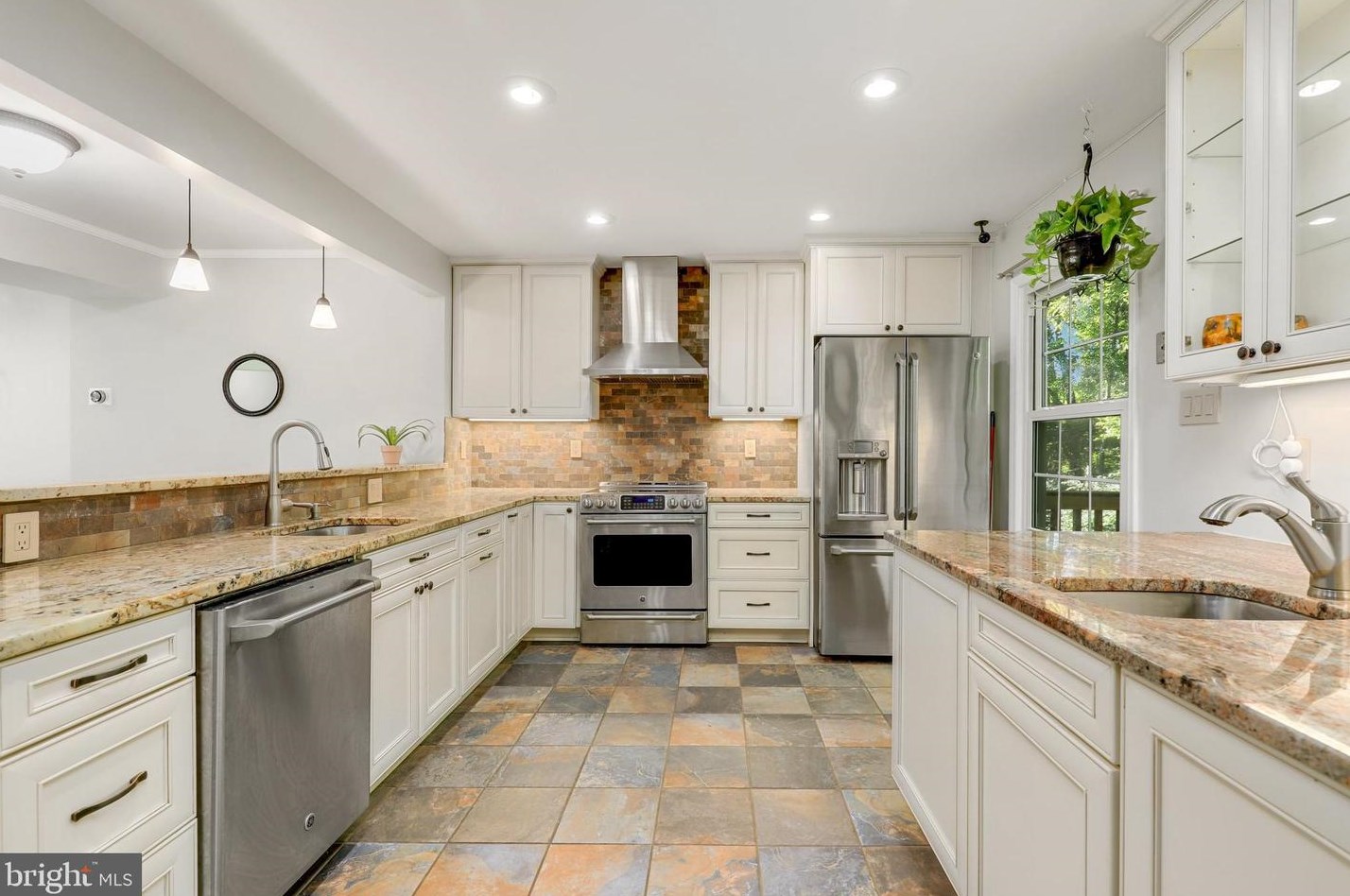 9607 Masterworks Dr, Vienna VA  22181-6104 exterior