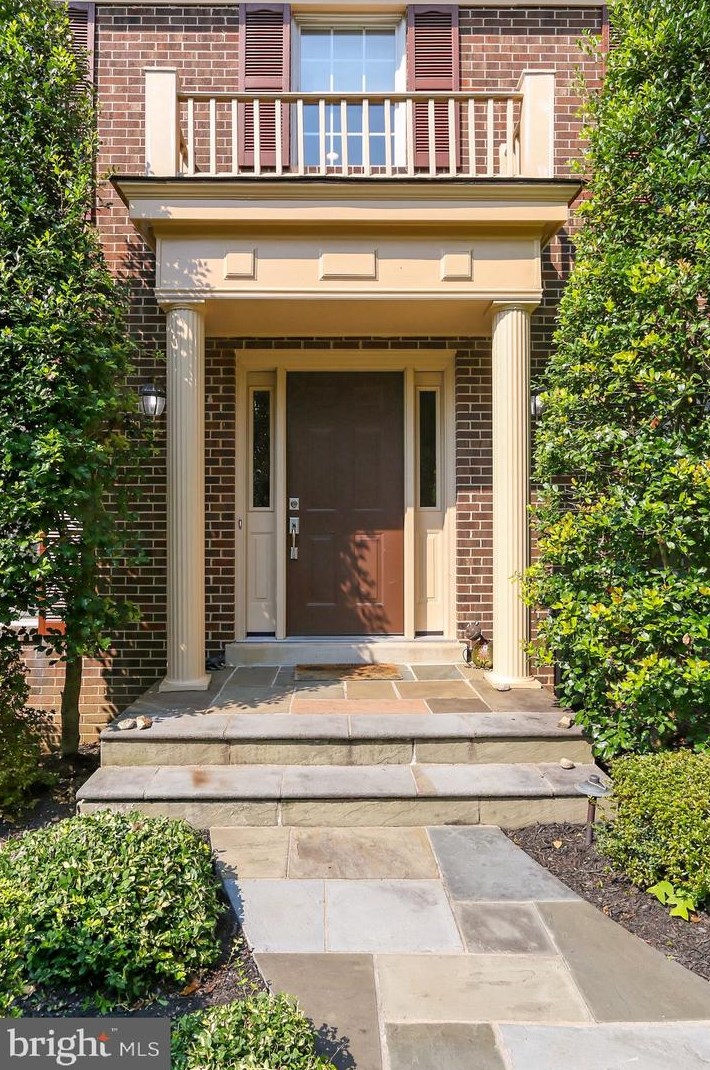 9744 Park Cir, Fairfax, VA 22039-2941
