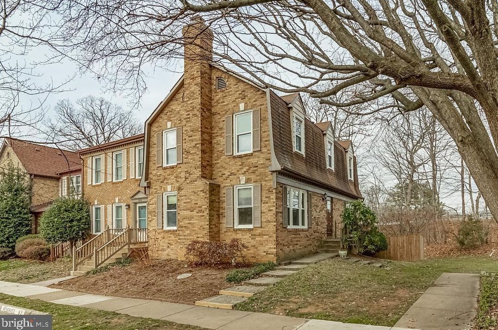 7981 Yancey Dr, Falls Church, VA 22042