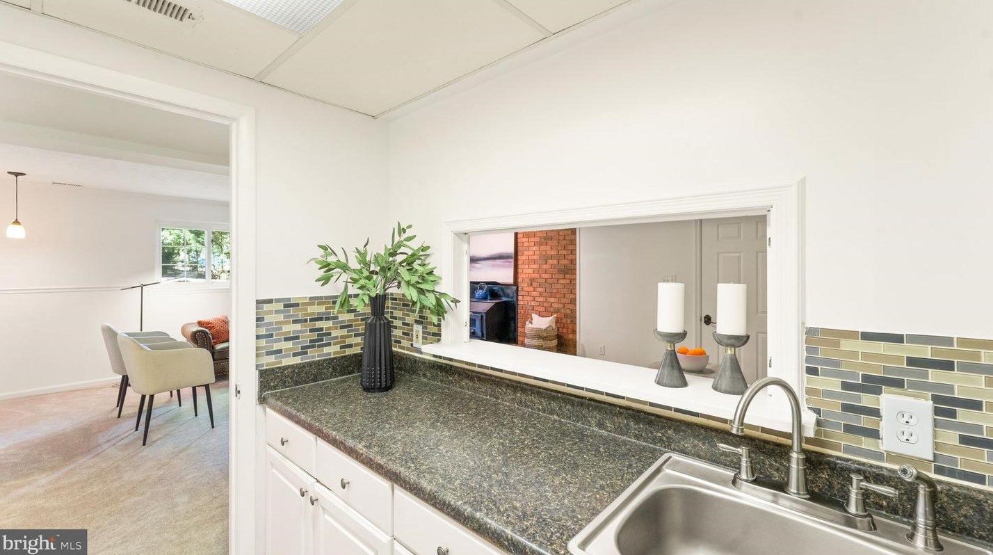2425 Beekay Ct, Vienna VA  22181-3002 exterior