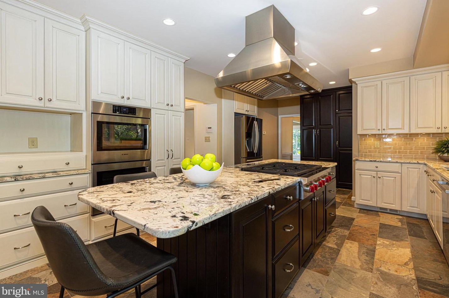 7711 Valley Dr, Fairfax, VA 22039-2969