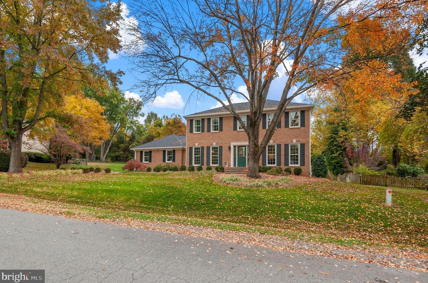1653 Lozano Dr, Vienna, VA 22182-1947