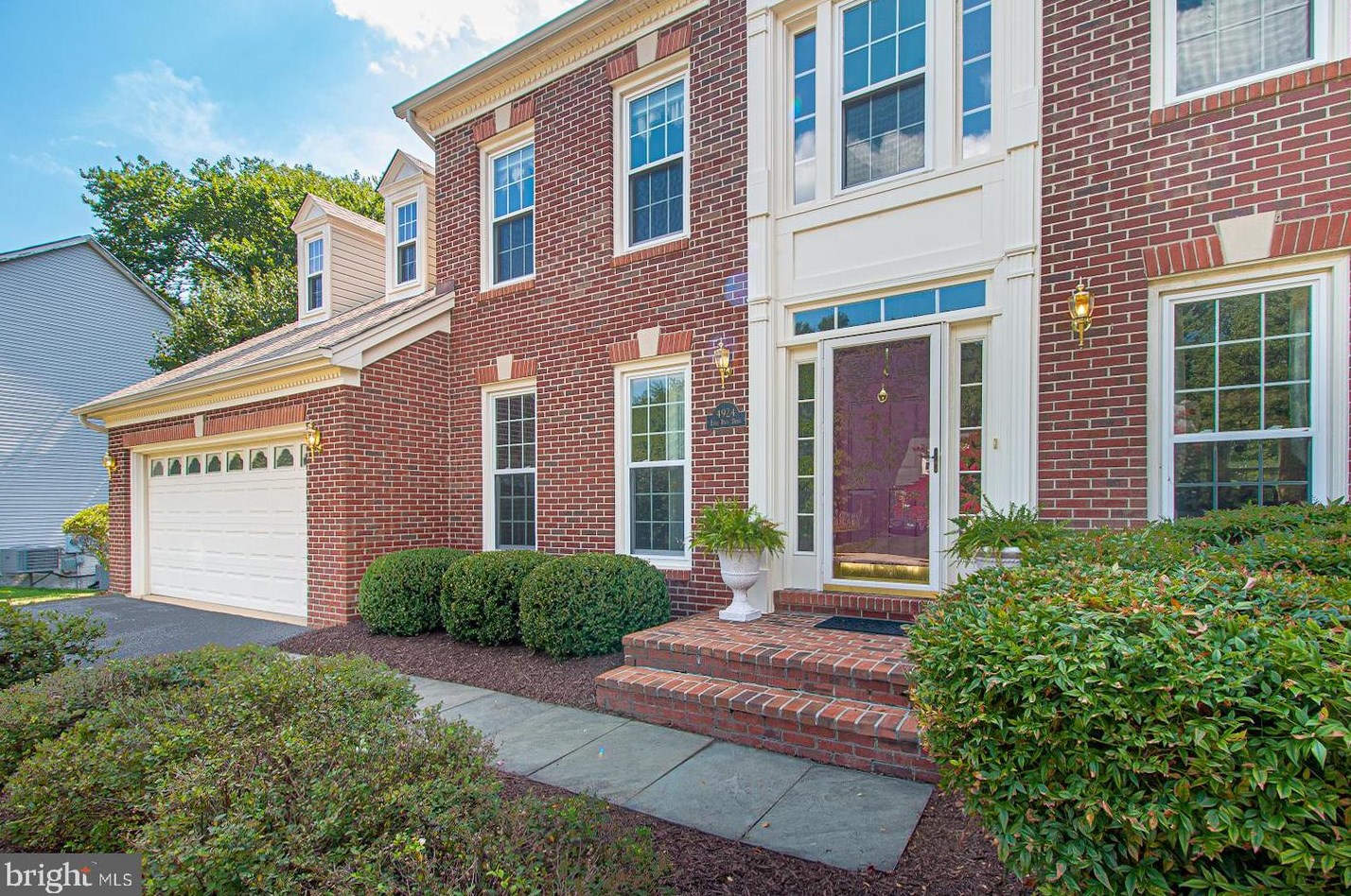 4924 Edge Rock Dr, Fairfax, VA 20151-4103