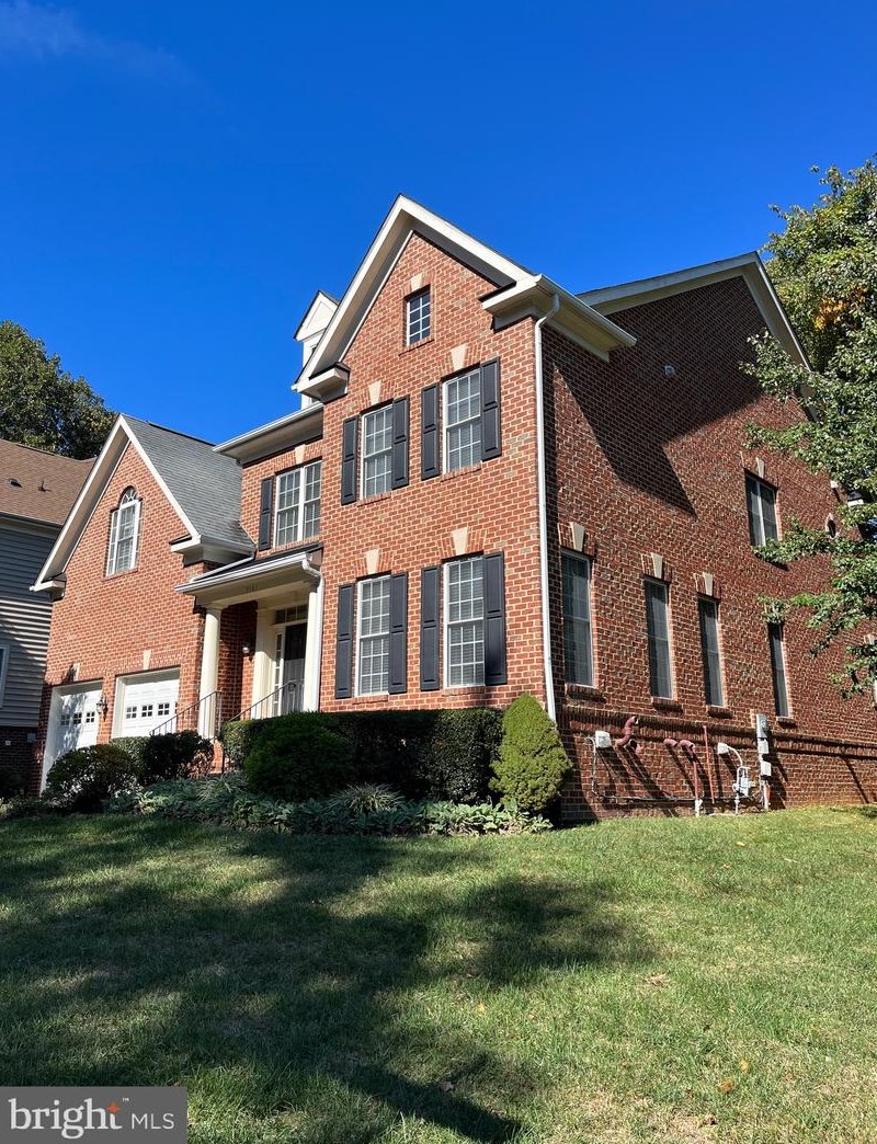 9161 Moonstone Dr, Fairfax, VA 22031-1358