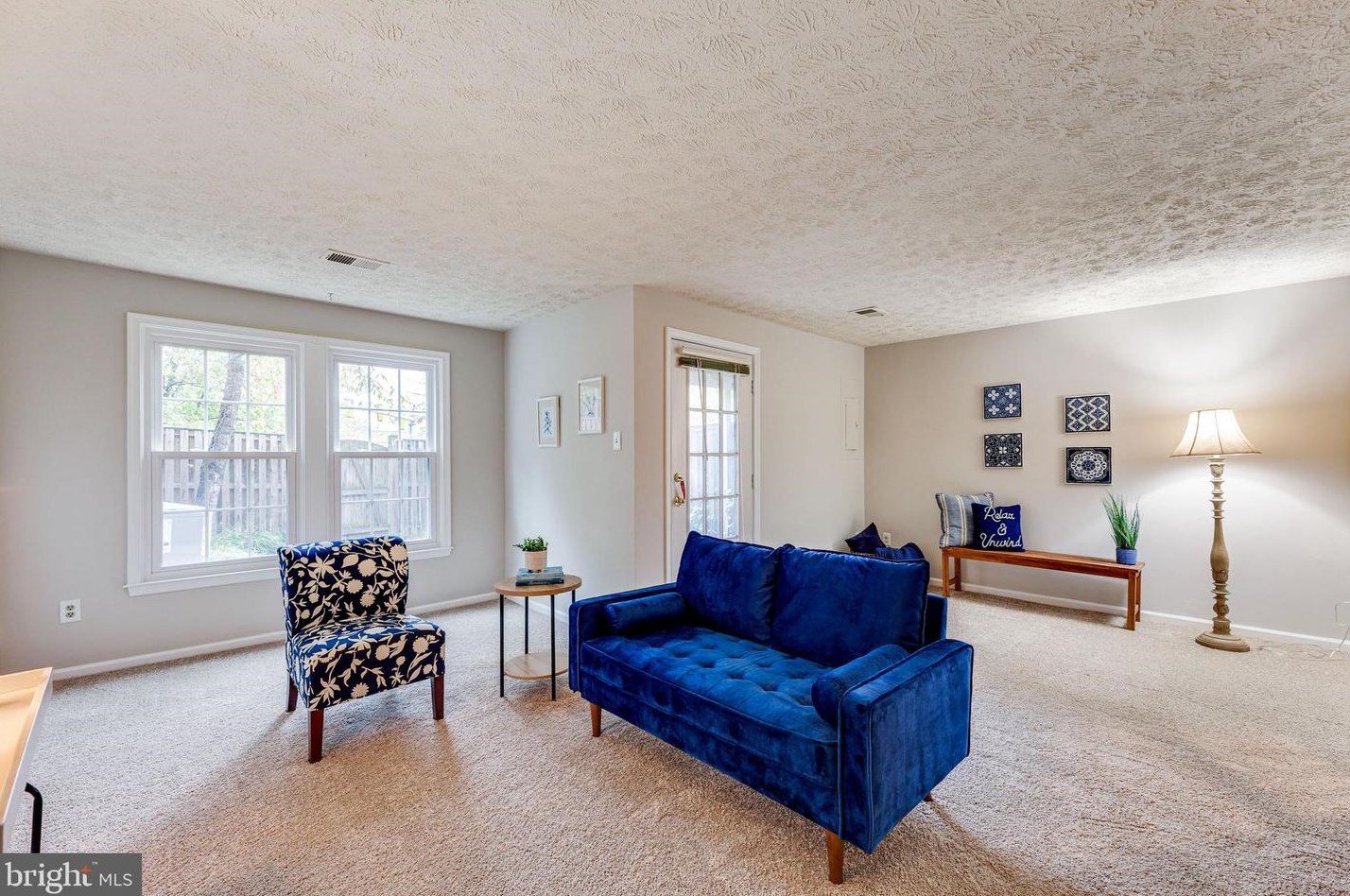 5823 Westwater Ct, Centreville VA  20121-3039 exterior