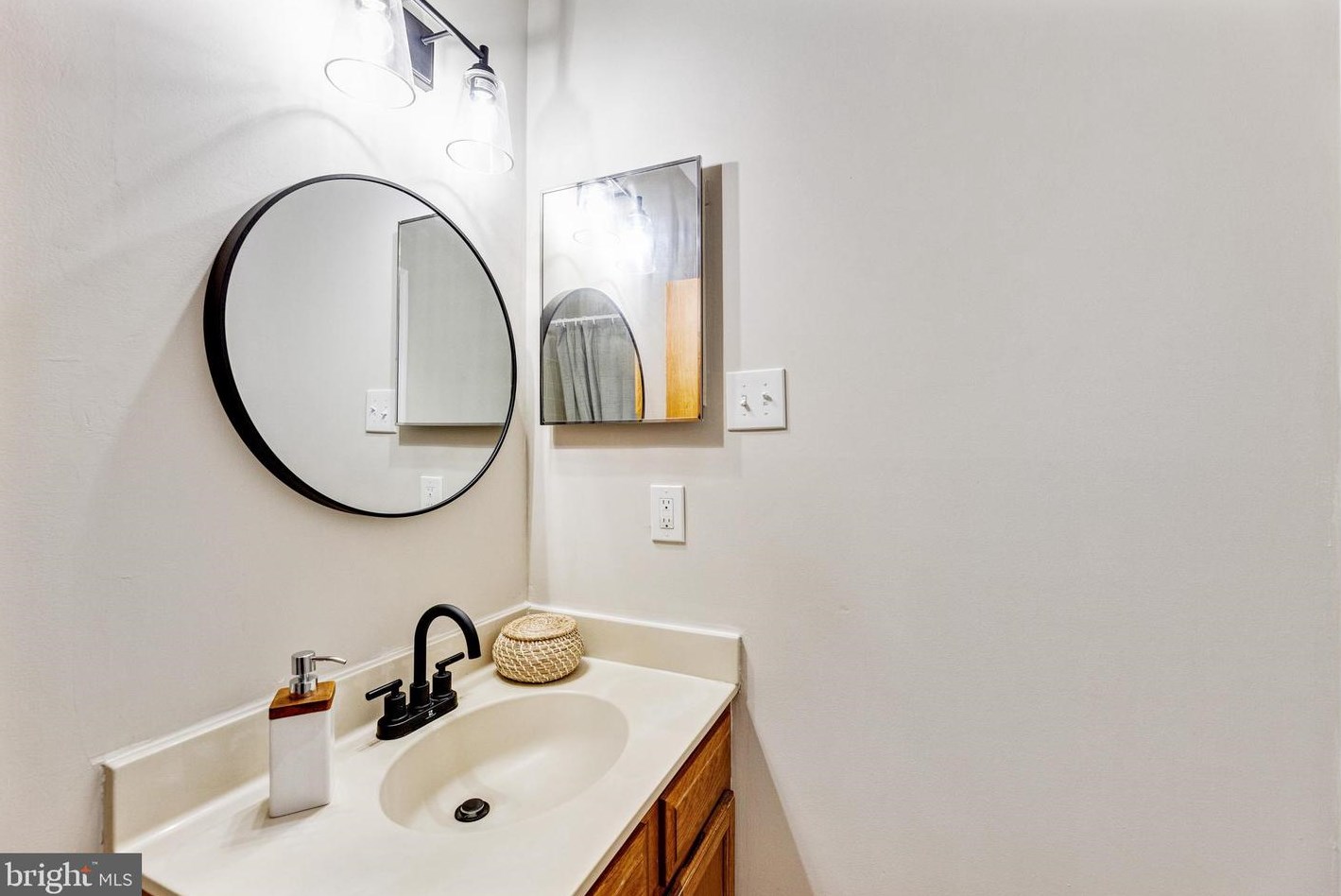 5823 Westwater Ct, Centreville VA  20121-3039 exterior