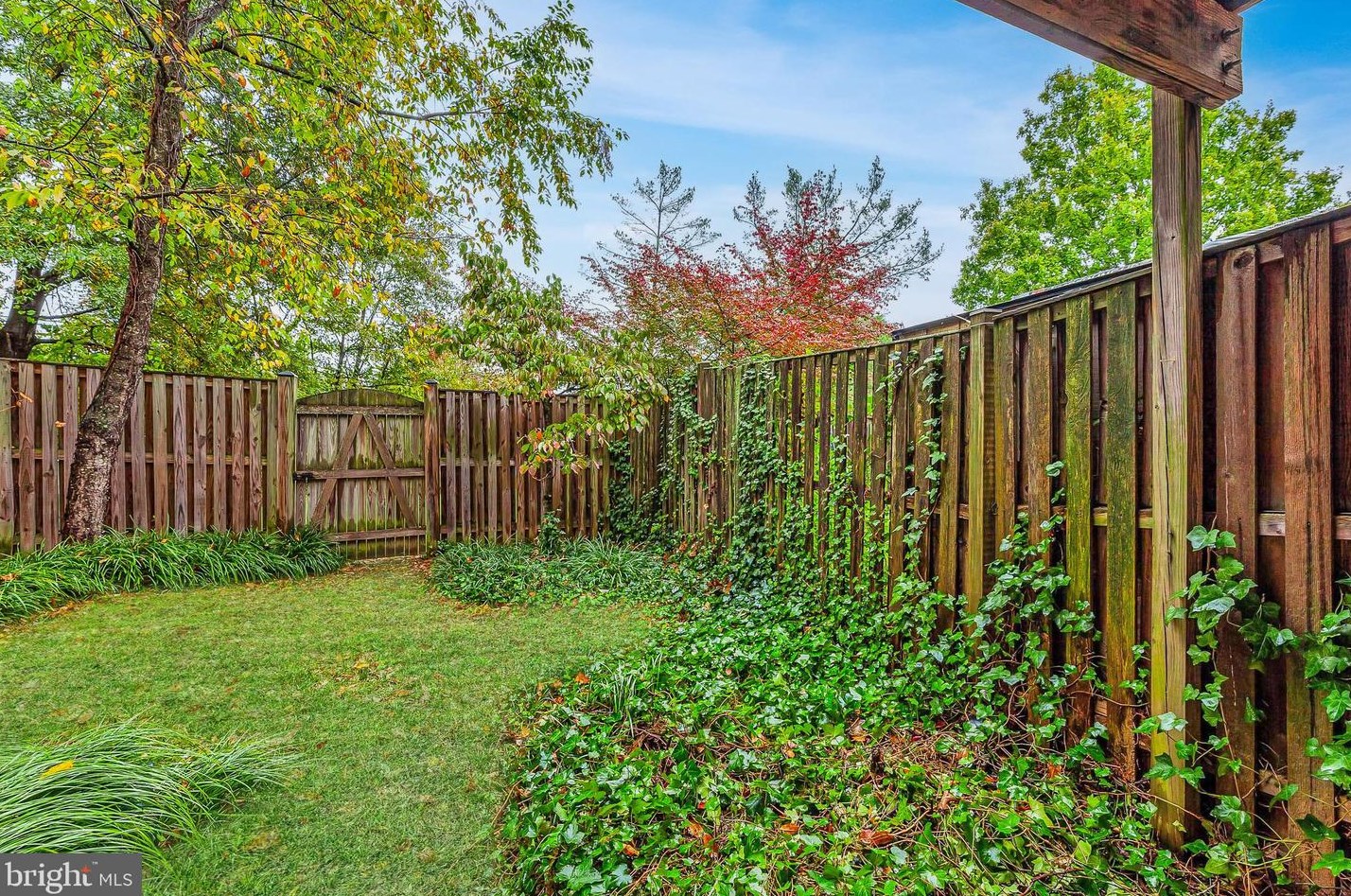 5823 Westwater Ct, Centreville VA  20121-3039 exterior