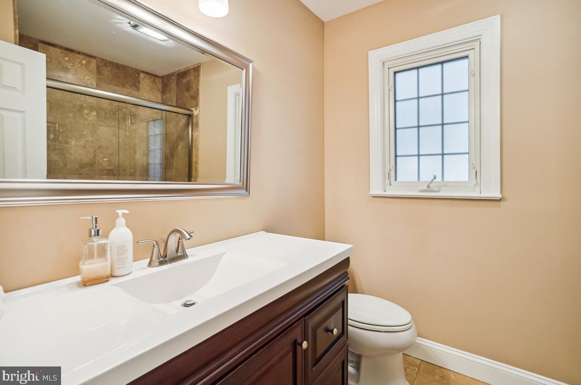 8616 Janet Ln, Vienna VA 22180-6813 exterior