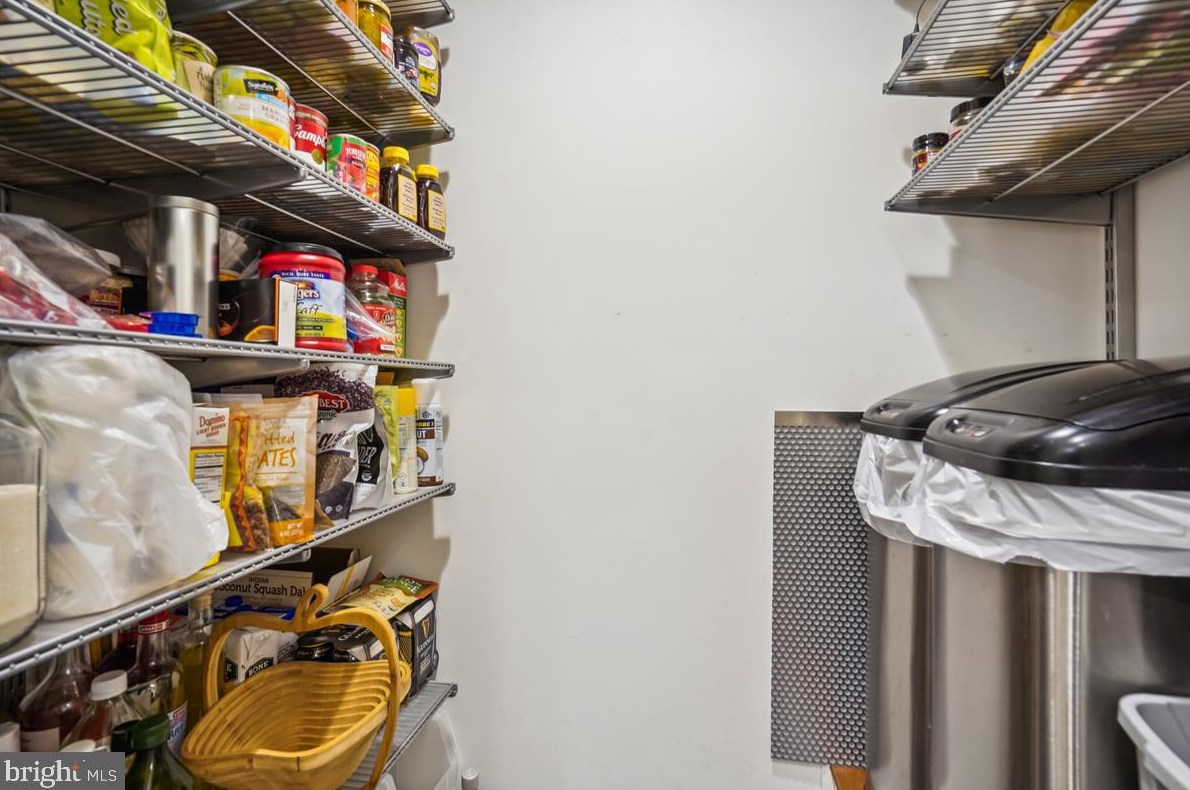 8616 Janet Ln, Vienna VA 22180-6813 exterior