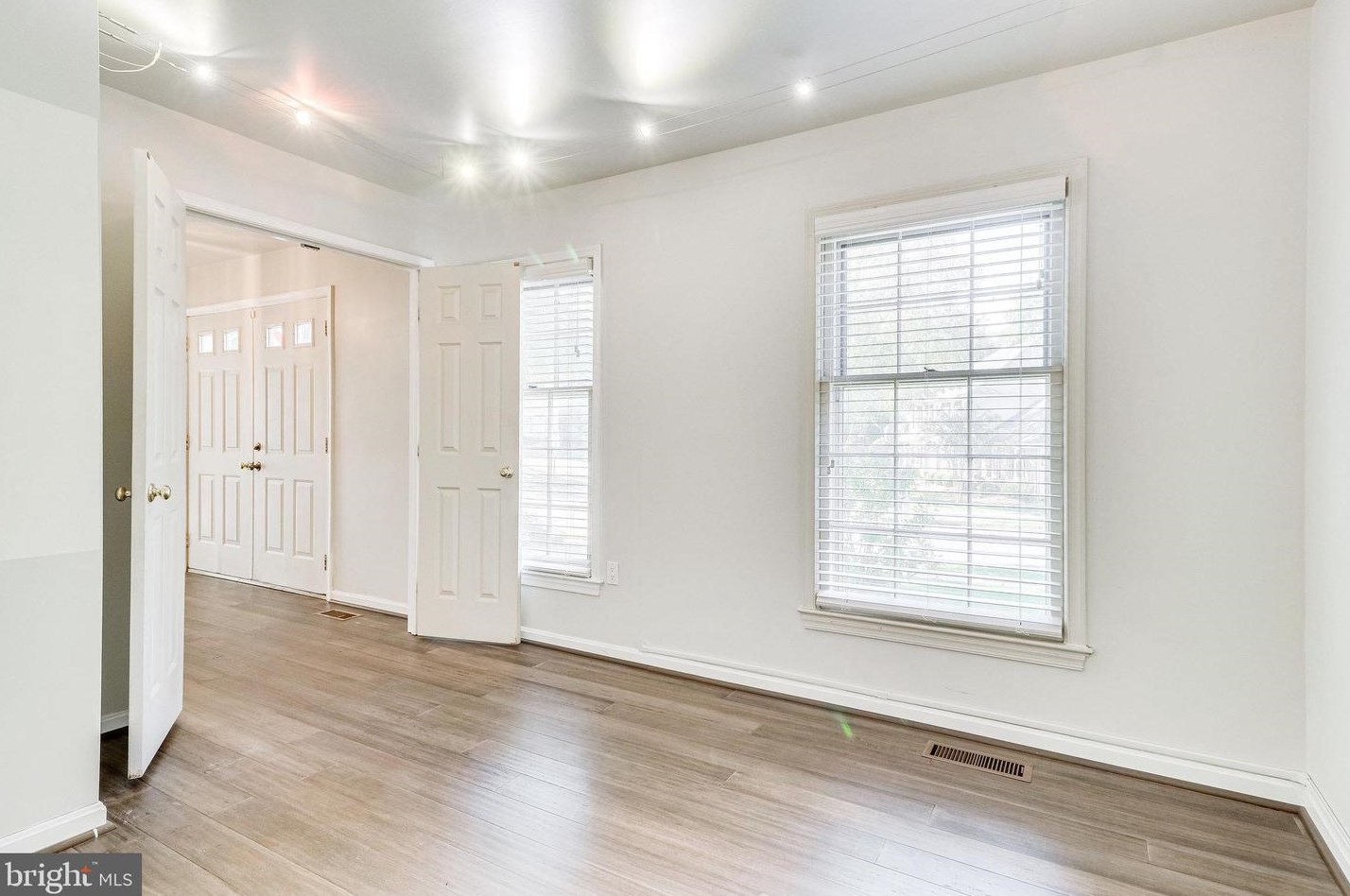 8312 Argent Cir, Fairfax VA 22039-3105 exterior