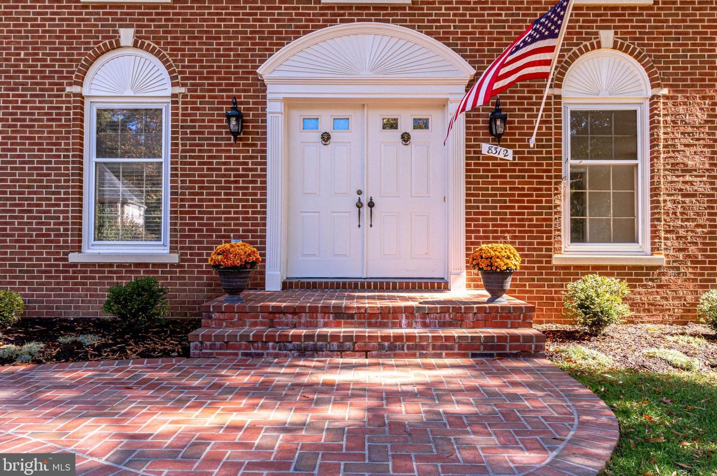 8312 Argent Cir, Fairfax, VA 22039-3104