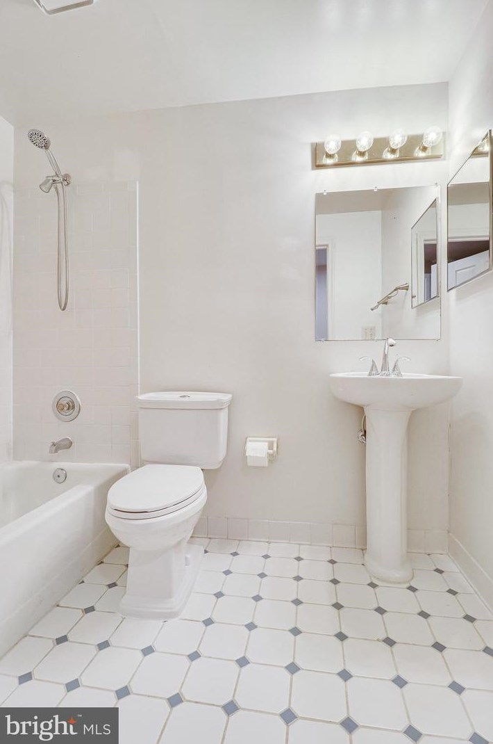 8312 Argent Cir, Fairfax VA 22039-3105 exterior