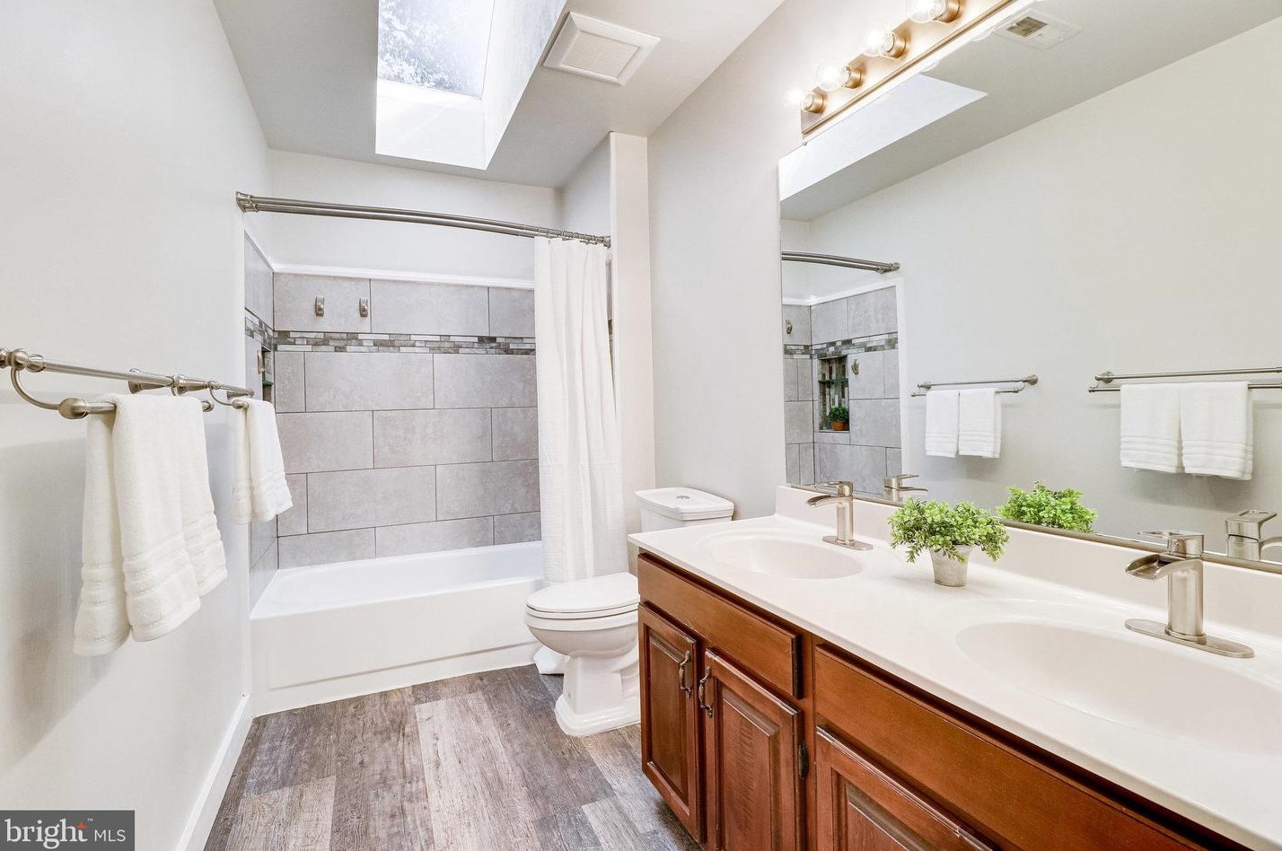 8312 Argent Cir, Fairfax VA 22039-3105 exterior