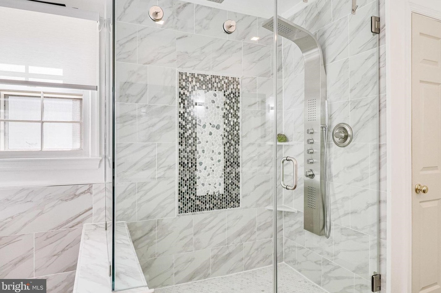 8312 Argent Cir, Fairfax VA 22039-3105 exterior