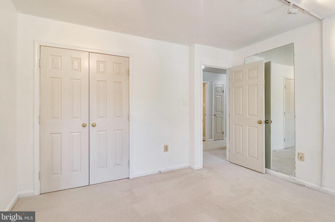 8312 Argent Cir, Fairfax VA 22039-3105 exterior