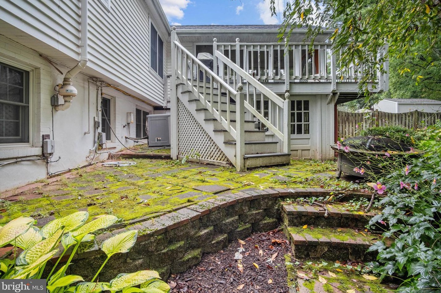 1857 Abbotsford Dr, Vienna VA  22182-3302 exterior